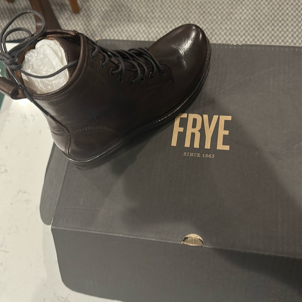 Veronica combat boot brand new in original box
Dark Brown
